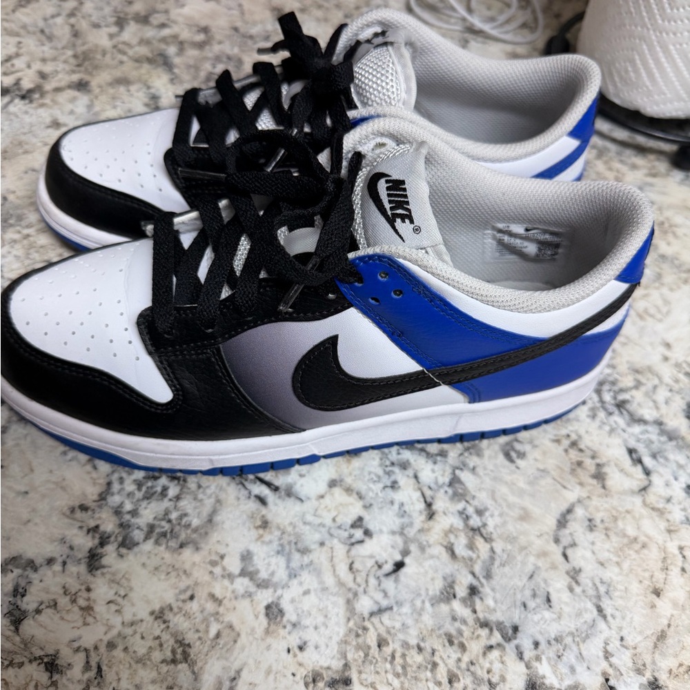 Nike Kids Low-Top Sneakers in White, Black & Blue